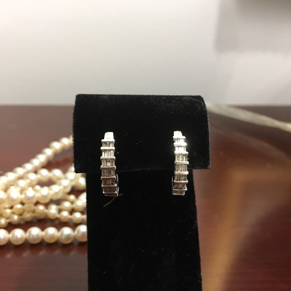 One pair white gold earring with diamond!